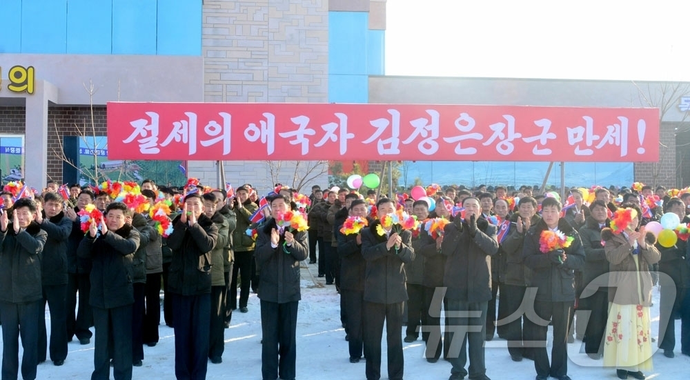 (평양 노동신문=뉴스1) = 북한 노동당 기관지 노동신문은 8일 "만경대구역 칠골남새농장, 함경남도농촌경리위원회 독산농장에서 새집들이와 공공건물, 생산건물 준공식이 진행됐다"고 보 …