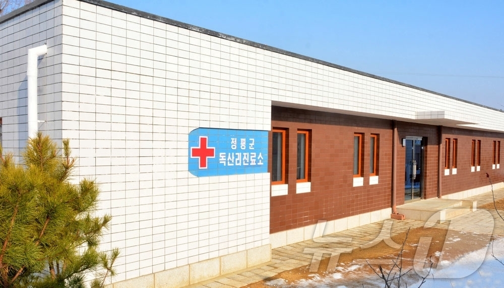 (평양 노동신문=뉴스1) = 북한 노동당 기관지 노동신문은 8일 "만경대구역 칠골남새농장, 함경남도농촌경리위원회 독산농장에서 새집들이와 공공건물, 생산건물 준공식이 진행됐다"고 보 …