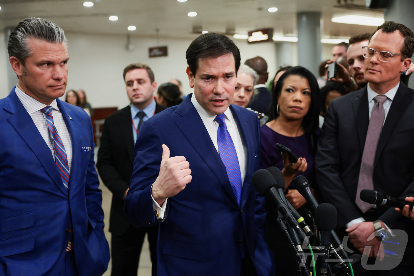 (워싱턴DC 로이터=뉴스1) 류정민 특파원 = 마코 루비오 미국 국무장관(가운데)과 피트 헤그세스 국방장관(사진 왼쪽)이 7일(현지시간) 워싱턴DC 소재 연방 의회 의사당에서 열린 …