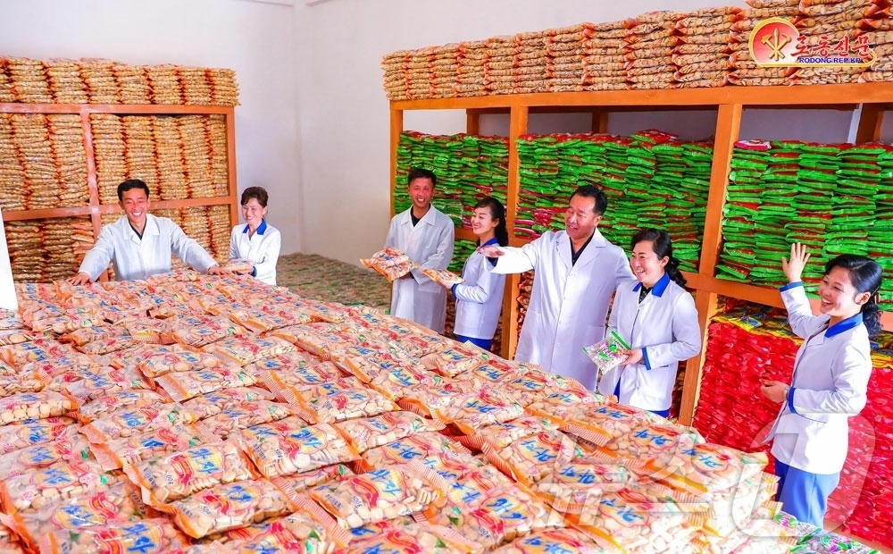 (평양 노동신문=뉴스1) = 북한 노동당 기관지 노동신문은 8일 "전국의 20개 시, 군들에 일떠선 현대적인 지방공업공장들 사이에서 사회주의 경쟁이 치열하게 벌어지고 있다"고 보도 …