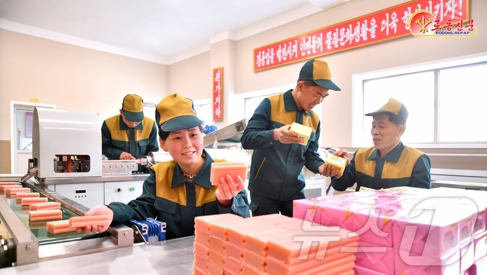 (평양 노동신문=뉴스1) = 북한 노동당 기관지 노동신문은 8일 "전국의 20개 시, 군들에 일떠선 현대적인 지방공업공장들 사이에서 사회주의 경쟁이 치열하게 벌어지고 있다"고 보도 …