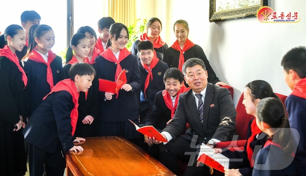 (평양 노동신문=뉴스1) = 북한 노동당 기관지 노동신문은 8일 설맞이공연에 참여한 재일조선학생소년예술단을 조명하며 "총련 일군(간부)들과 재일동포들은 자기들의 뒤에는 언제나 강대 …