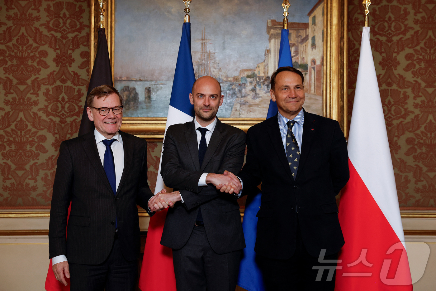 (파리 로이터=뉴스1) 이창규 기자 = 장-노엘 바로 프랑스 외무장관이 7일(현지시간) 프랑스 파리에서 요한 바데풀 독일 외무장관, 라도스와프 시코르스키 폴란드 외무장관과 회담을 …