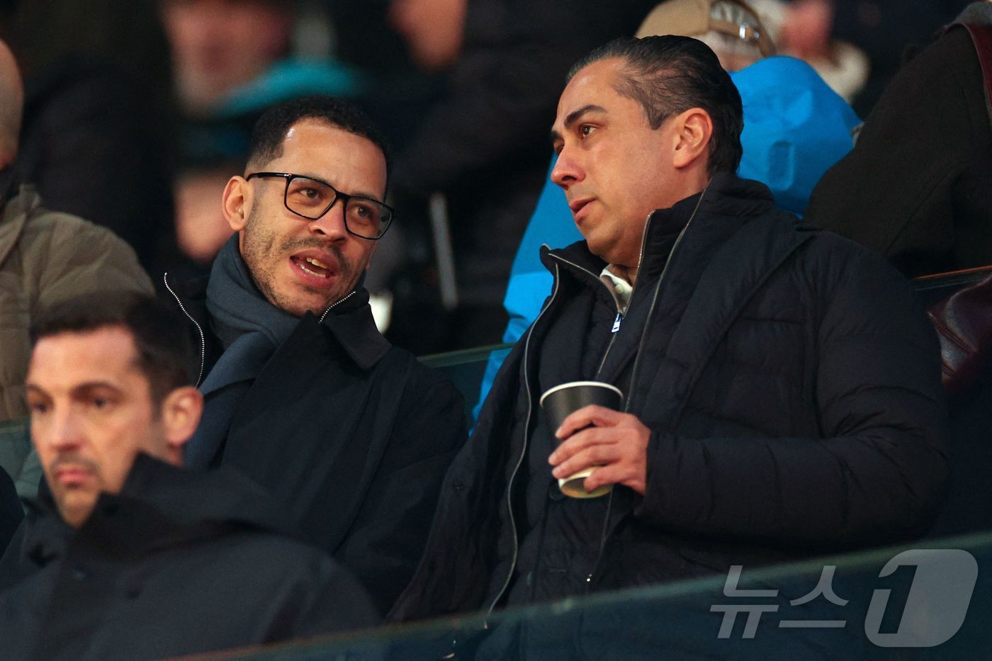 본문 이미지 - 첼시의 새로운 사령탑인 리엄 로즈니어 감독(왼쪽)이 풀럼과 원정 경기를 벤치에서 지켜보고 있다. ⓒ AFP=뉴스1