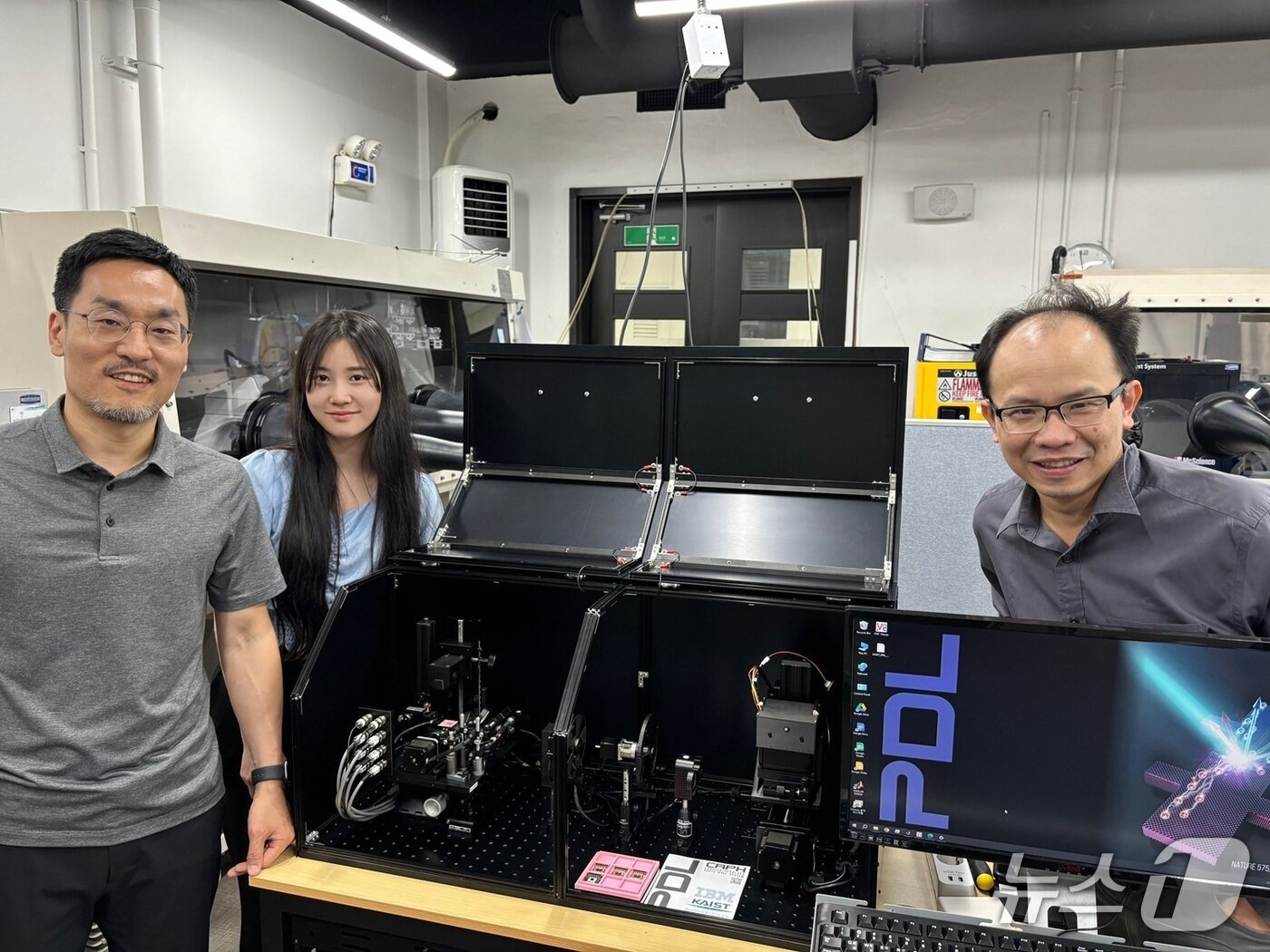 본문 이미지 - KAIST-IBM T. J. 왓슨 연구소 공동연구팀. 왼쪽부터 신병하 교수, 김채연 박사과정, 오키 구나완 박사(KAIST 제공)/뉴스1