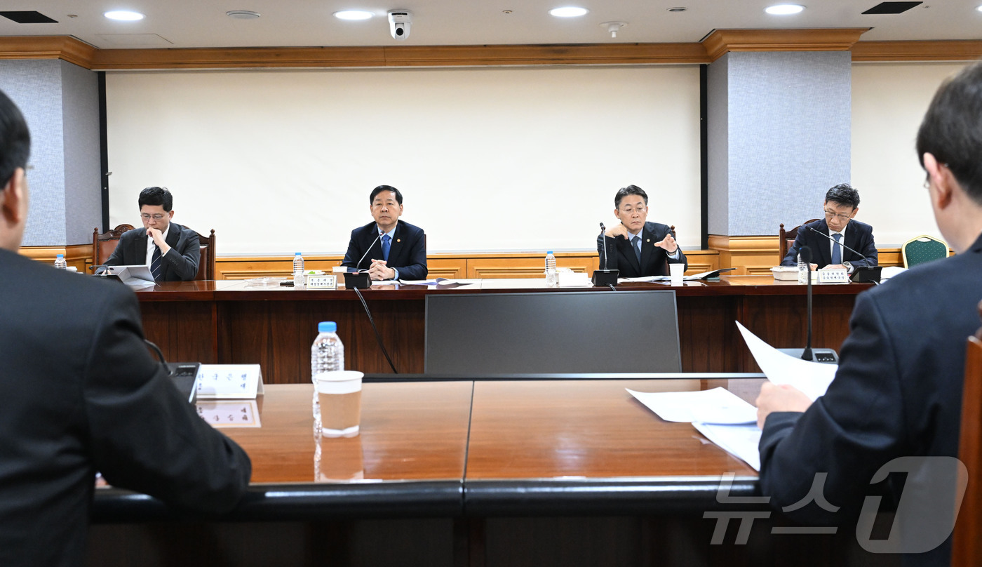 (서울=뉴스1) = 구윤철 부총리 겸 재정경제부 장관이 8일 서울 중구 은행연합회에서 열린 '시장상황점검회의'에 참석해 있다. (재정경제부 제공. 재판매 및 DB 금지) 2026. …