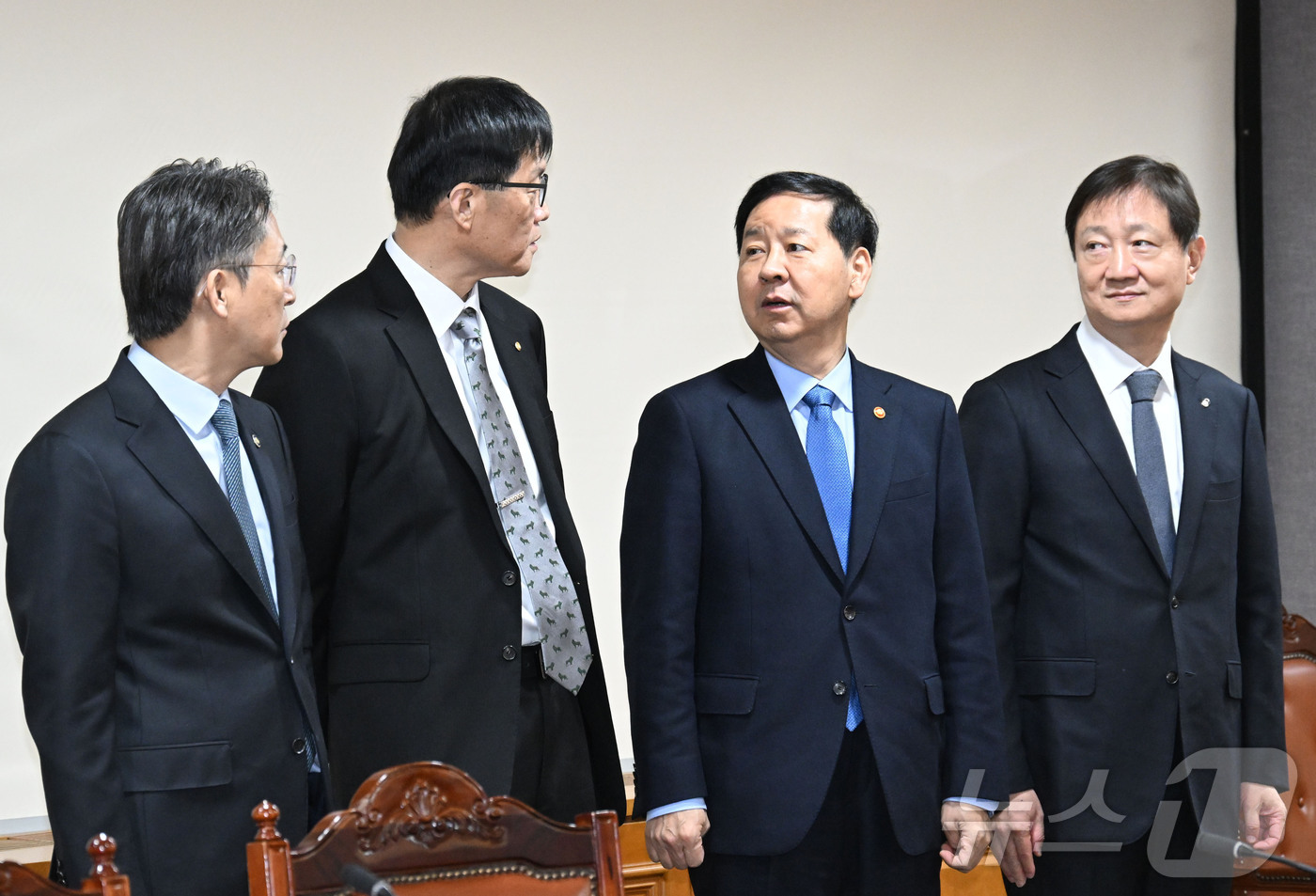 (서울=뉴스1) = 구윤철 부총리 겸 재정경제부 장관이 8일 서울 중구 은행연합회에서 열린 '시장상황점검회의'에서 권대영 금융위원회 부위원장(왼쪽부터), 이창용 한국은행 총재, 구 …