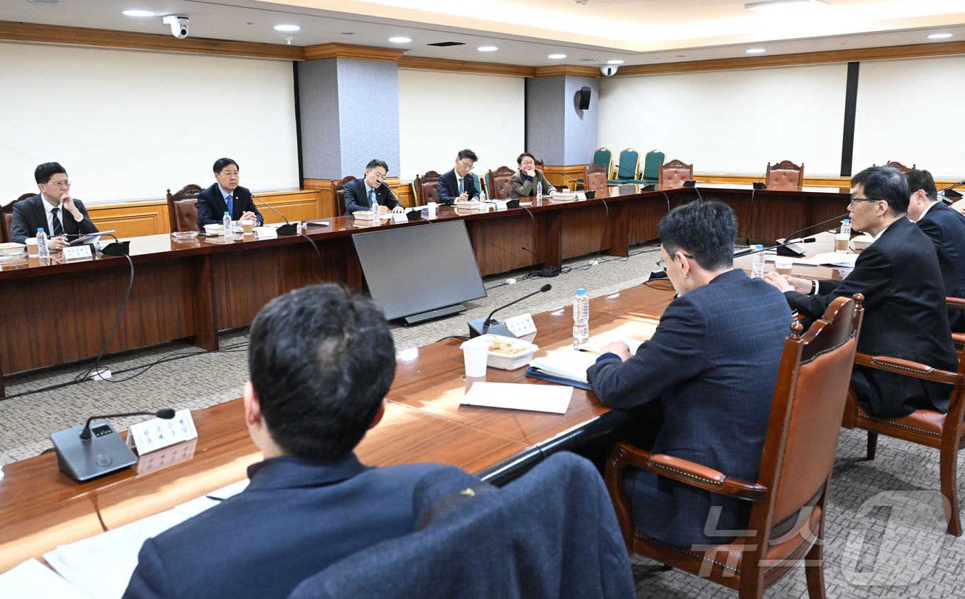 (서울=뉴스1) = 구윤철 부총리 겸 재정경제부 장관이 8일 서울 중구 은행연합회에서 열린 '시장상황점검회의'에 참석해 있다. (재정경제부 제공. 재판매 및 DB 금지) 2026. …