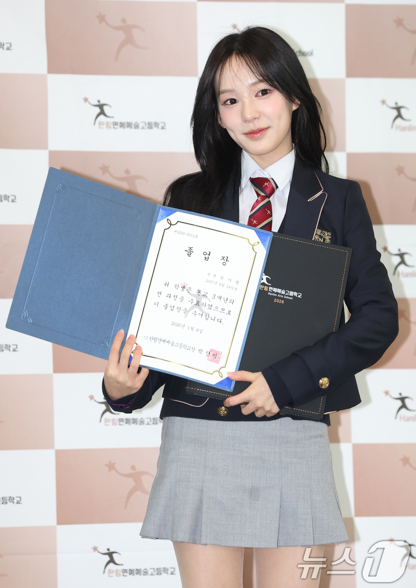 (서울=뉴스1) 권현진 기자 = 이즈나 유사랑이 8일 오전 서울 송파구 한림연예예술고등학교에서 진행된 제 15회 졸업식에 참석해 포즈를 취하고 있다. 2026.1.8/뉴스1