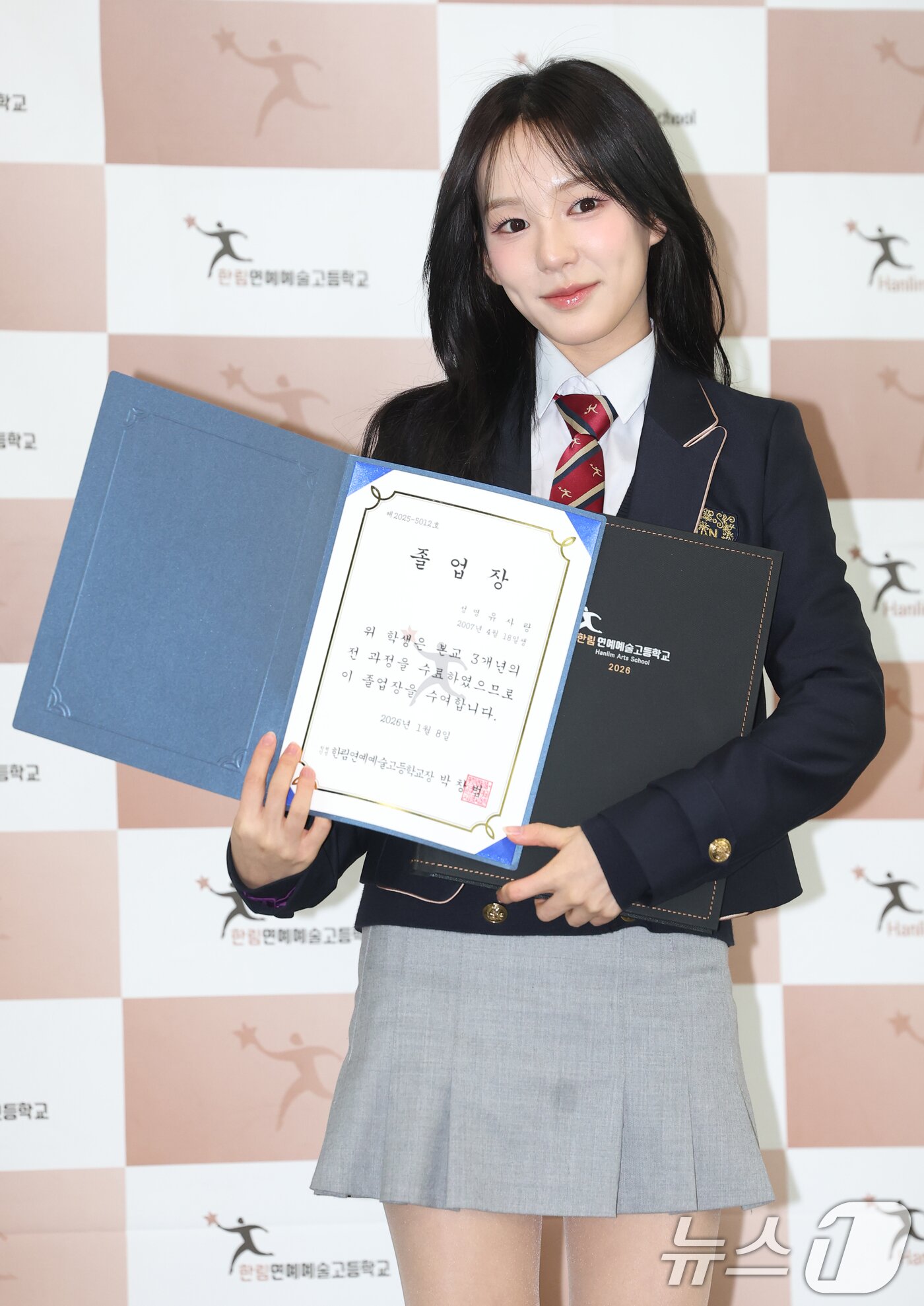 본문 이미지 - 이즈나 유사랑이 8일 오전 서울 송파구 한림연예예술고등학교에서 진행된 제 15회 졸업식에 참석해 포즈를 취하고 있다. 2026.1.8/뉴스1 ⓒ News1 권현진 기자