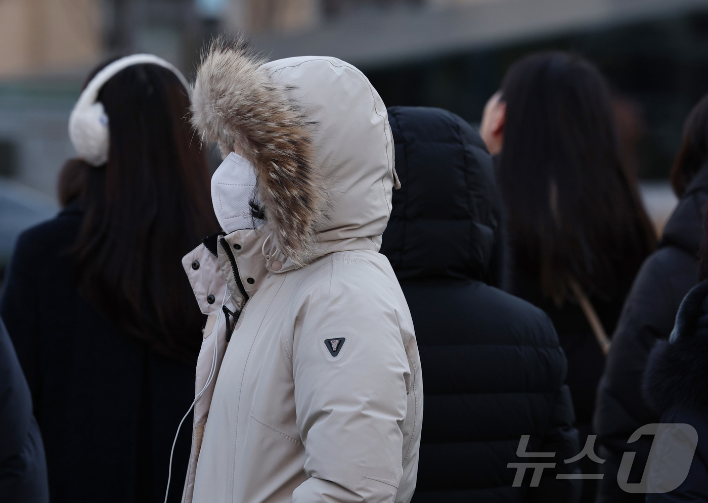 (서울=뉴스1) 구윤성 기자 = 새해 들어 가장 강한 추위가 찾아온 8일 오전 서울 광화문네거리에서 시민들이 출근길 발걸음을 옮기고 있다.  2026.1.8/뉴스1