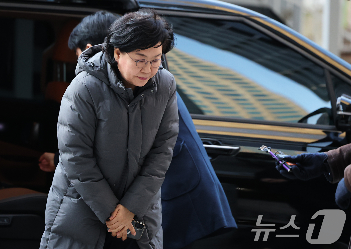 (서울=뉴스1) 오대일 기자 = 이혜훈 초대 기획예산처 장관 후보자가 8일 오전 서울 중구 예금보험공사에 마련된 인사청문회 준비 사무실로 출근하며 취재진을 향해 인사하고 있다. …