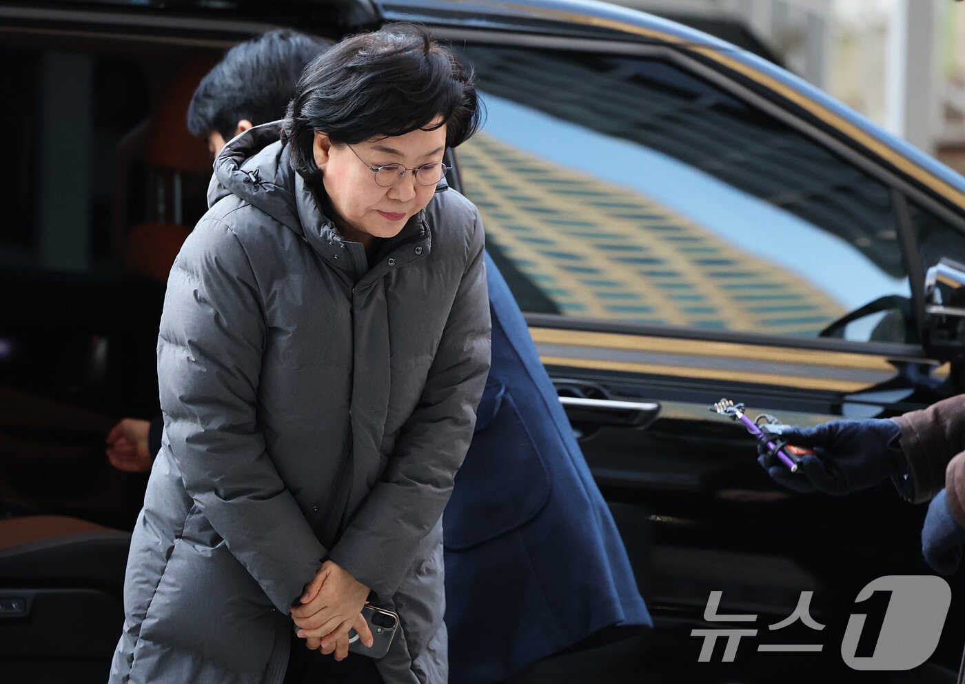 본문 이미지 - 이혜훈 초대 기획예산처 장관 후보자가 8일 오전 서울 중구 예금보험공사에 마련된 인사청문회 준비 사무실로 출근하며 취재진을 향해 인사하고 있다. 2026.1.8/뉴스1 ⓒ News1 오대일 기자