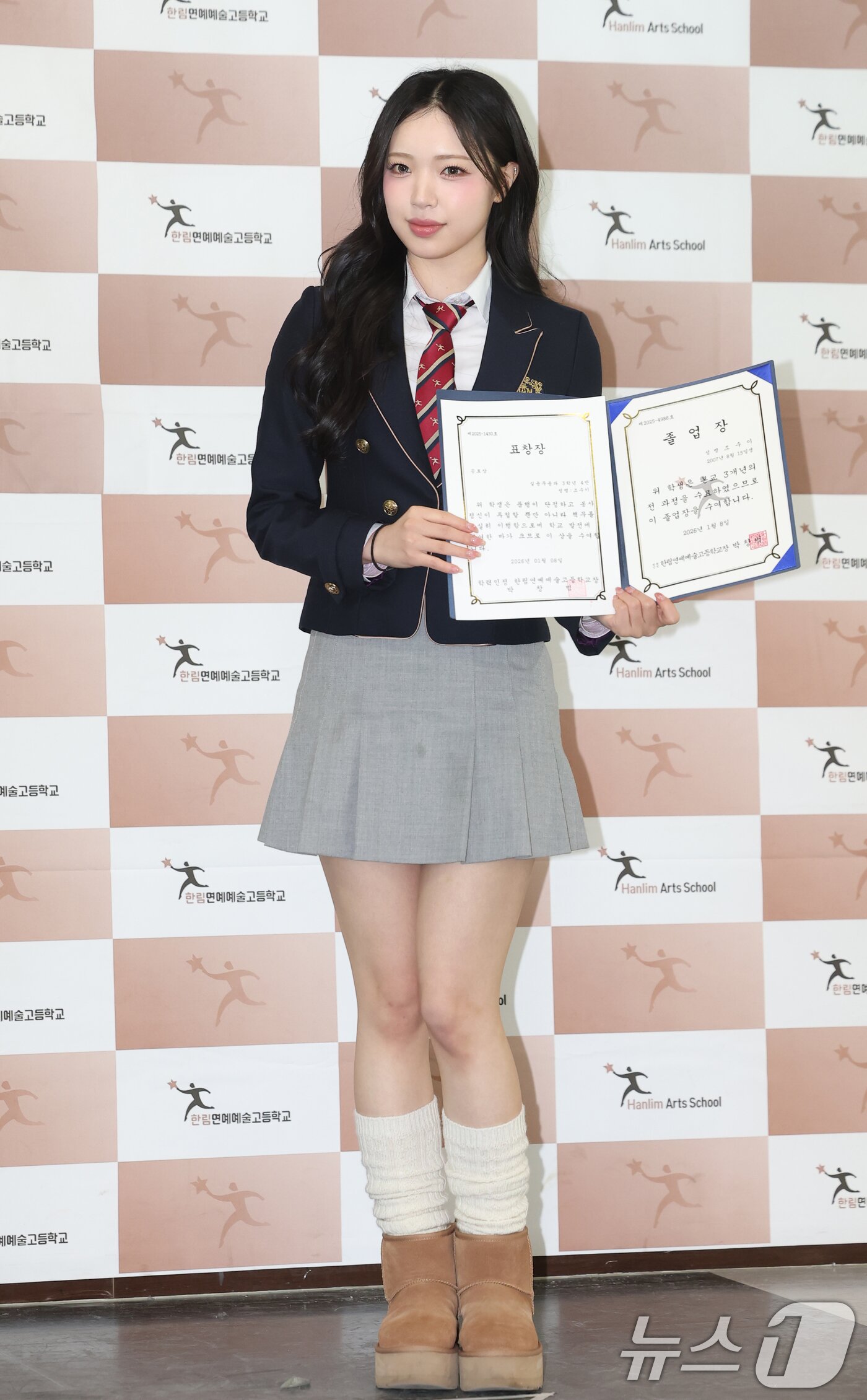 본문 이미지 - 캔디샵 조수이가 8일 오전 서울 송파구 한림연예예술고등학교에서 진행된 제 15회 졸업식에 참석해 포즈를 취하고 있다. ⓒ News1 권현진 기자