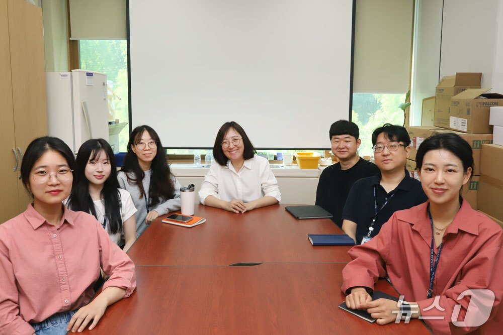 본문 이미지 - 생명연 이미옥 박사(가운데) 연구팀(생명연 제공) /뉴스1