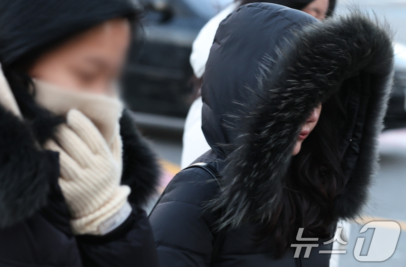 (서울=뉴스1) 구윤성 기자 = 새해 들어 가장 강한 추위가 찾아온 8일 오전 서울 광화문네거리에서 두꺼운 옷을 입은 시민들이 출근길 발걸음을 옮기고 있다.  2026.1.8/뉴스 …