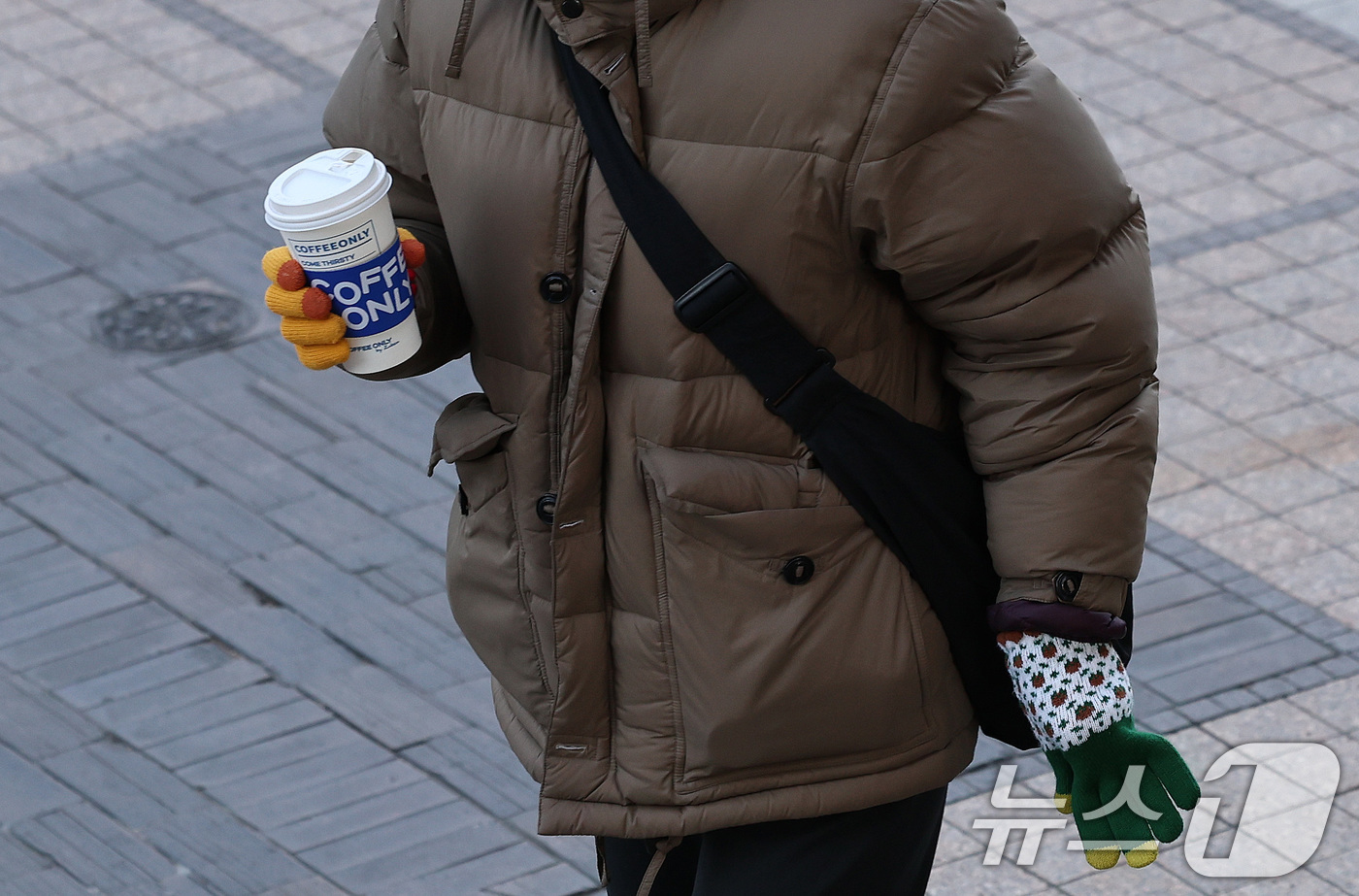 (서울=뉴스1) 구윤성 기자 = 새해 들어 가장 강한 추위가 찾아온 8일 오전 서울 광화문네거리에서 두꺼운 옷을 입은 한 시민이 출근길 발걸음을 옮기고 있다.  2026.1.8/뉴 …