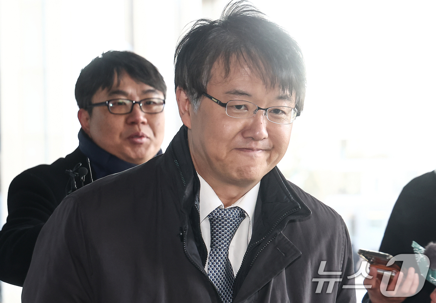 (서울=뉴스1) 김민지 기자 = 통일교와 신천지의 정교유착 의혹을 수사하는 합동수사본부를 이끌게 된 김태훈 본부장이 8일 오전 서울 서초구 서울고등검찰청으로 출근하고 있다. 202 …