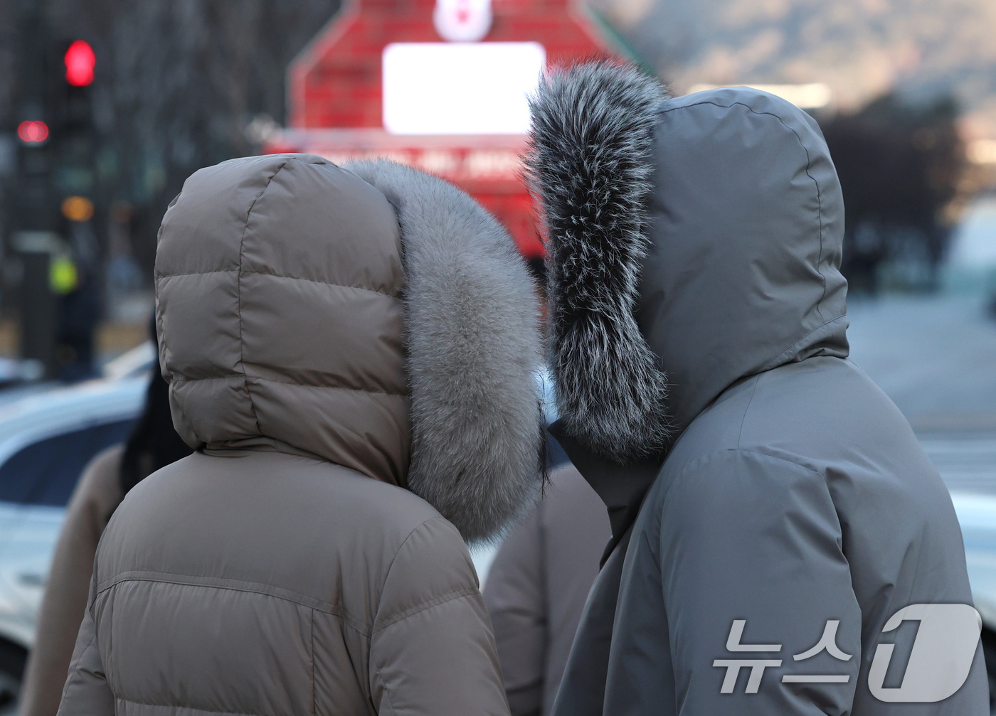 (서울=뉴스1) 구윤성 기자 = 새해 들어 가장 강한 추위가 찾아온 8일 오전 서울 광화문네거리에서 두꺼운 옷을 입은 시민들이 횡단보도 신호를 기다리고 있다. 2026.1.8/뉴스 …