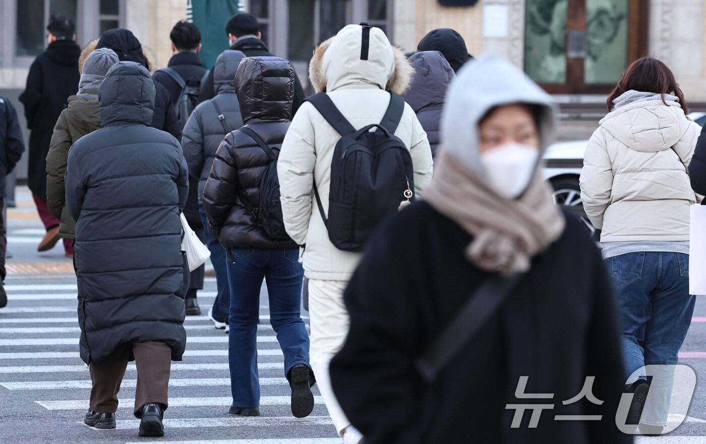 본문 이미지 - 서울 광화문네거리에서 두꺼운 옷을 입은 시민들이 출근길 발걸음을 옮기고 있다. 2026.1.8/뉴스1 ⓒ News1 구윤성 기자
