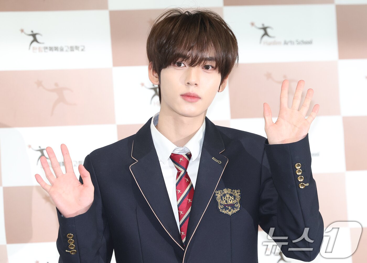 본문 이미지 - 제로베이스원 한유진이 8일 오전 서울 송파구 한림연예예술고등학교에서 진행된 제 15회 졸업식에 참석해 포즈를 취하고 있다. 2026.1.8/뉴스1 ⓒ News1 권현진 기자