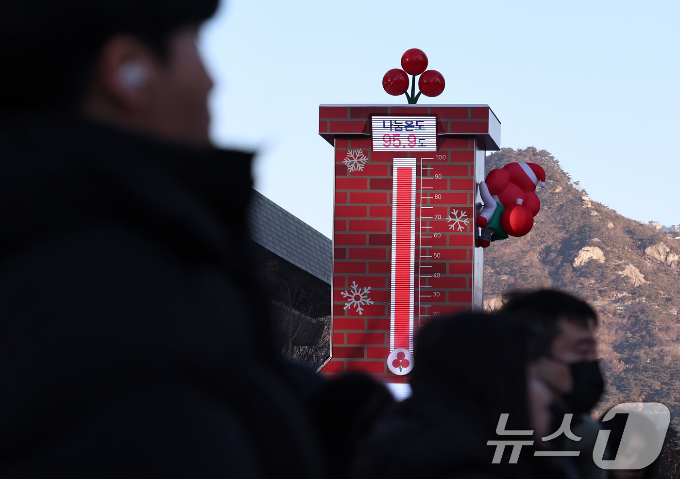 (서울=뉴스1) 구윤성 기자 = 8일 오전 서울 광화문광장에 세워진 사랑의온도탑 나눔 온도가 95.9도를 가리키고 있다.  2026.1.8/뉴스1