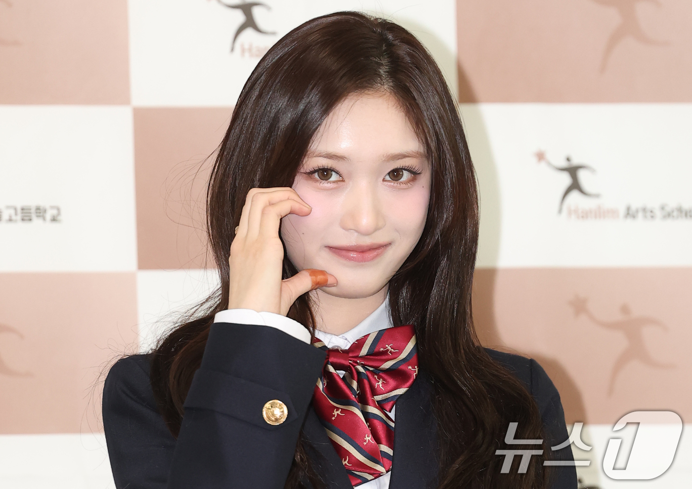 (서울=뉴스1) 권현진 기자 = 아이브 이서가 8일 오전 서울 송파구 한림연예예술고등학교에서 진행된 제 15회 졸업식에 참석해 포즈를 취하고 있다. 2026.1.8/뉴스1