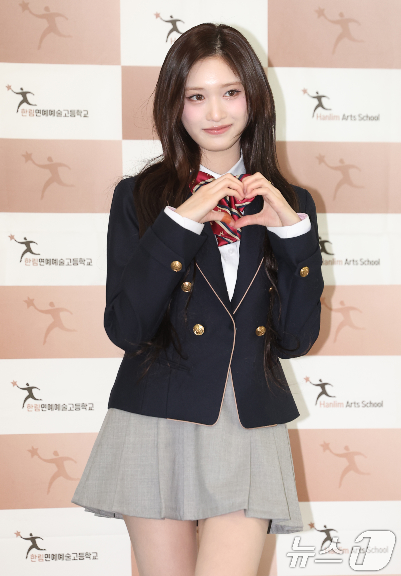 (서울=뉴스1) 권현진 기자 = 아이브 이서가 8일 오전 서울 송파구 한림연예예술고등학교에서 진행된 제 15회 졸업식에 참석해 포즈를 취하고 있다. 2026.1.8/뉴스1