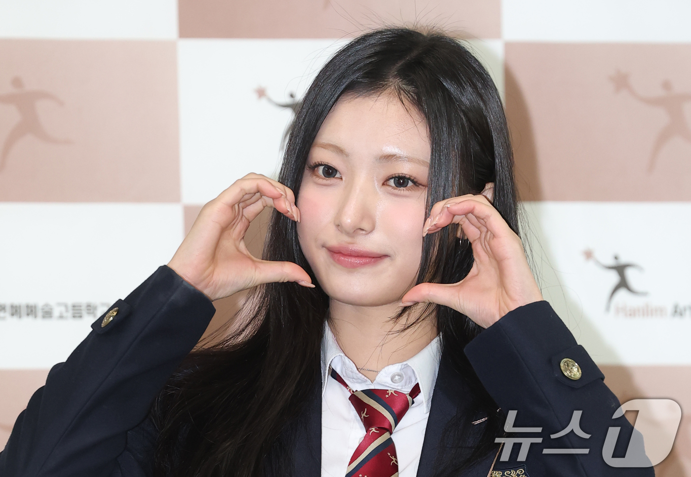 (서울=뉴스1) 권현진 기자 = 오드유스 이은서가 8일 오전 서울 송파구 한림연예예술고등학교에서 진행된 제 15회 졸업식에 참석해 포즈를 취하고 있다. 2026.1.8/뉴스1