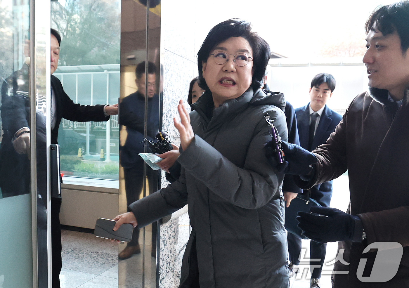 (서울=뉴스1) 오대일 기자 = 이혜훈 초대 기획예산처 장관 후보자가 8일 오전 서울 중구 예금보험공사에 마련된 인사청문회 준비 사무실로 출근하며 취재진의 질문에 답하고 있다. …