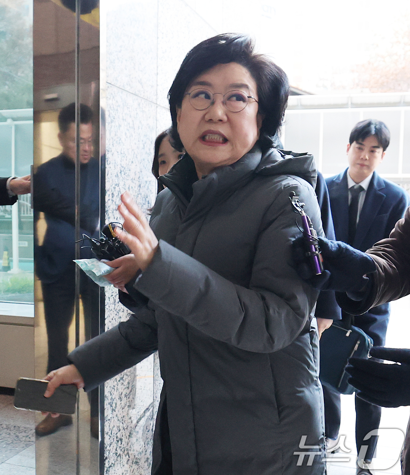 (서울=뉴스1) 오대일 기자 = 이혜훈 초대 기획예산처 장관 후보자가 8일 오전 서울 중구 예금보험공사에 마련된 인사청문회 준비 사무실로 출근하며 취재진의 질문에 답하고 있다. 2 …