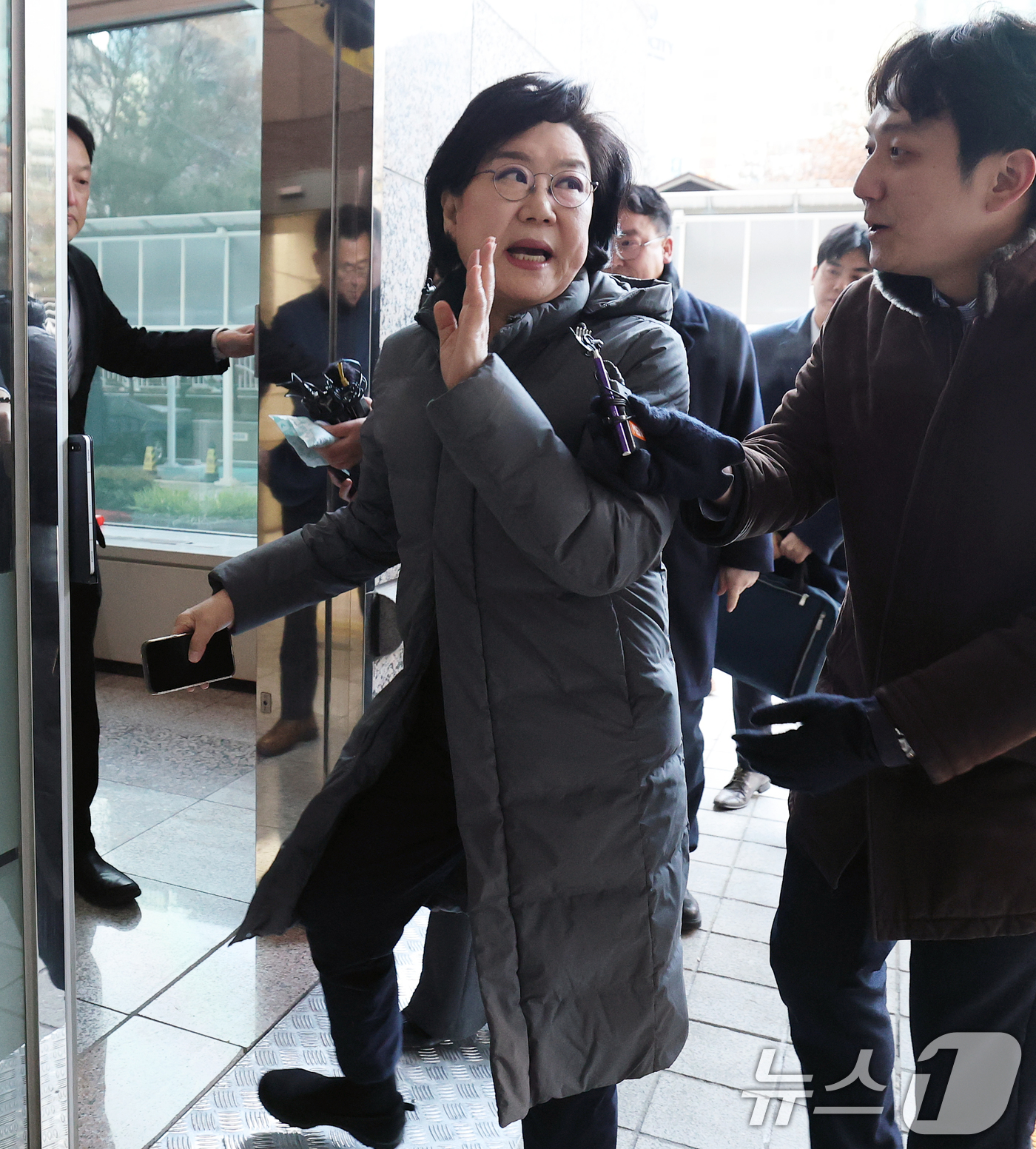 (서울=뉴스1) 오대일 기자 = 이혜훈 초대 기획예산처 장관 후보자가 8일 오전 서울 중구 예금보험공사에 마련된 인사청문회 준비 사무실로 출근하며 취재진의 질문에 답하고 있다. 2 …