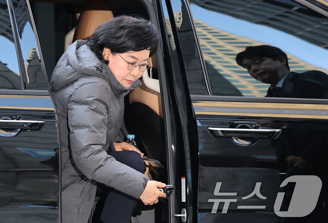 본문 이미지 - 이혜훈 초대 기획예산처 장관 후보자가 8일 오전 서울 중구 예금보험공사에 마련된 인사청문회 준비 사무실로 출근하고 있다. 2026.1.8/뉴스1 ⓒ News1 오대일 기자