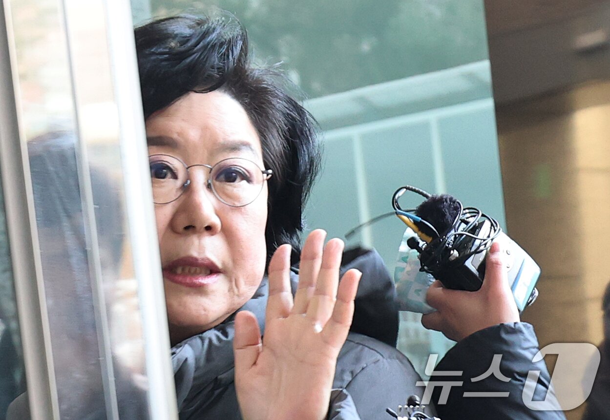 본문 이미지 - 이혜훈 초대 기획예산처 장관 후보자가 8일 오전 서울 중구 예금보험공사에 마련된 인사청문회 준비 사무실로 출근하며 취재진의 질문에 답하고 있다. 2026.1.8/뉴스1 ⓒ News1 오대일 기자