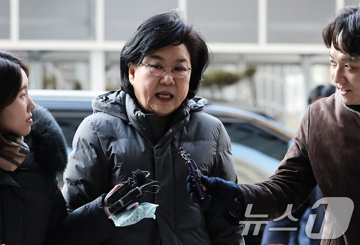 (서울=뉴스1) 오대일 기자 = 이혜훈 초대 기획예산처 장관 후보자가 8일 오전 서울 중구 예금보험공사에 마련된 인사청문회 준비 사무실로 출근하며 취재진의 질문에 답하고 있다. …