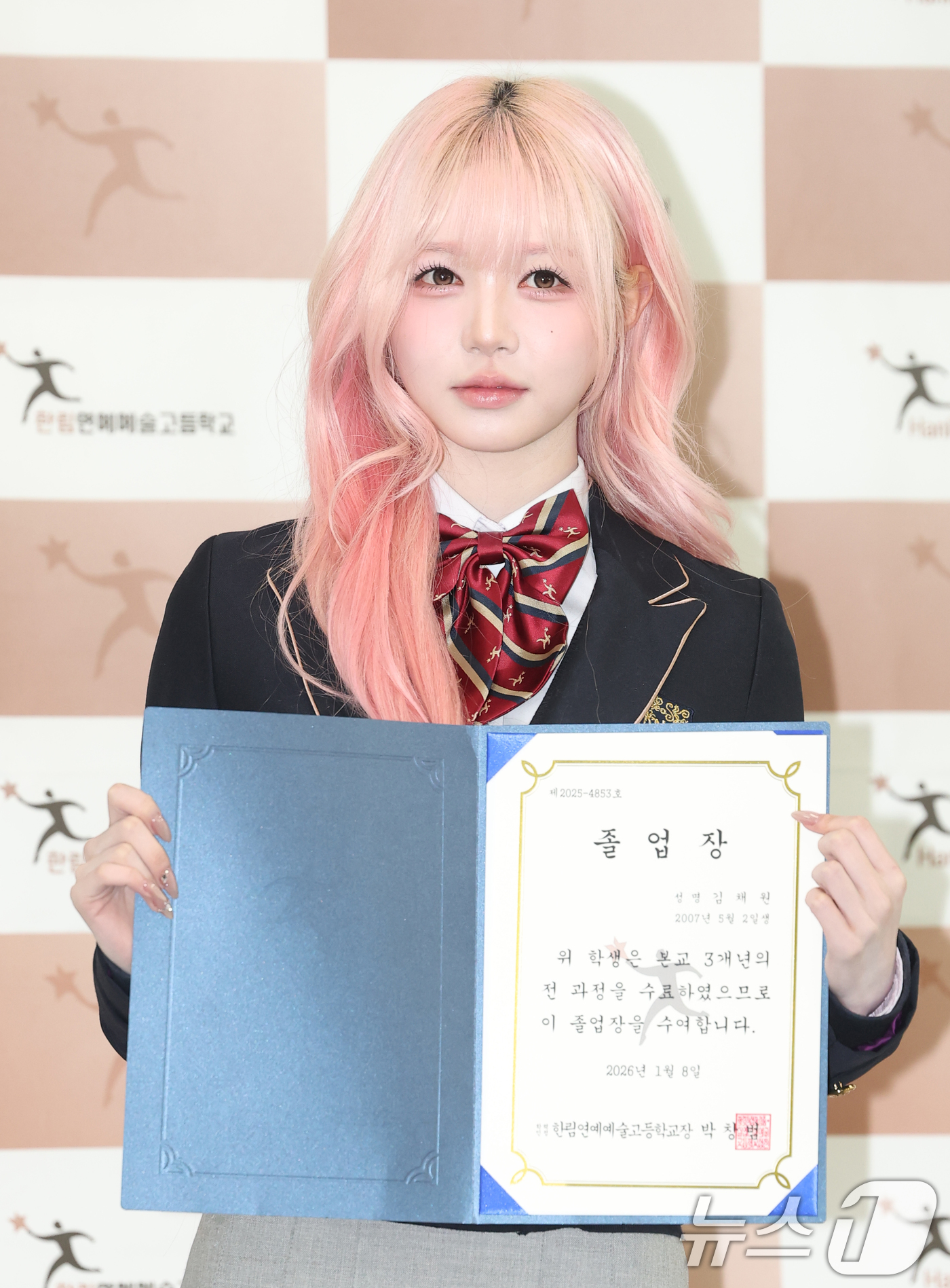 (서울=뉴스1) 권현진 기자 = 트리플에스 김채원이 8일 오전 서울 송파구 한림연예예술고등학교에서 진행된 제 15회 졸업식에 참석해 포즈를 취하고 있다. 2026.1.8/뉴스1