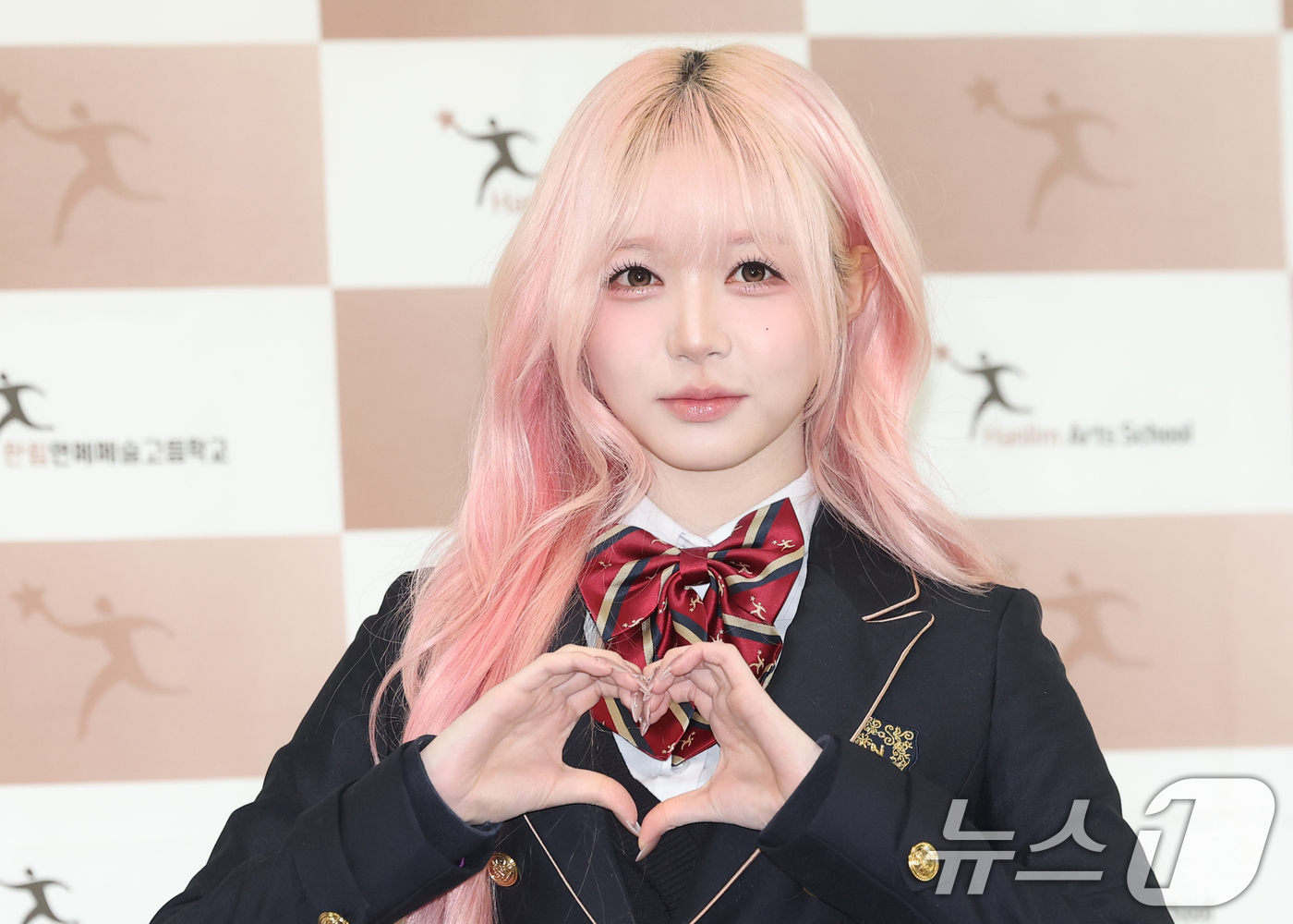 (서울=뉴스1) 권현진 기자 = 트리플에스 김채원이 8일 오전 서울 송파구 한림연예예술고등학교에서 진행된 제 15회 졸업식에 참석해 포즈를 취하고 있다. 2026.1.8/뉴스1