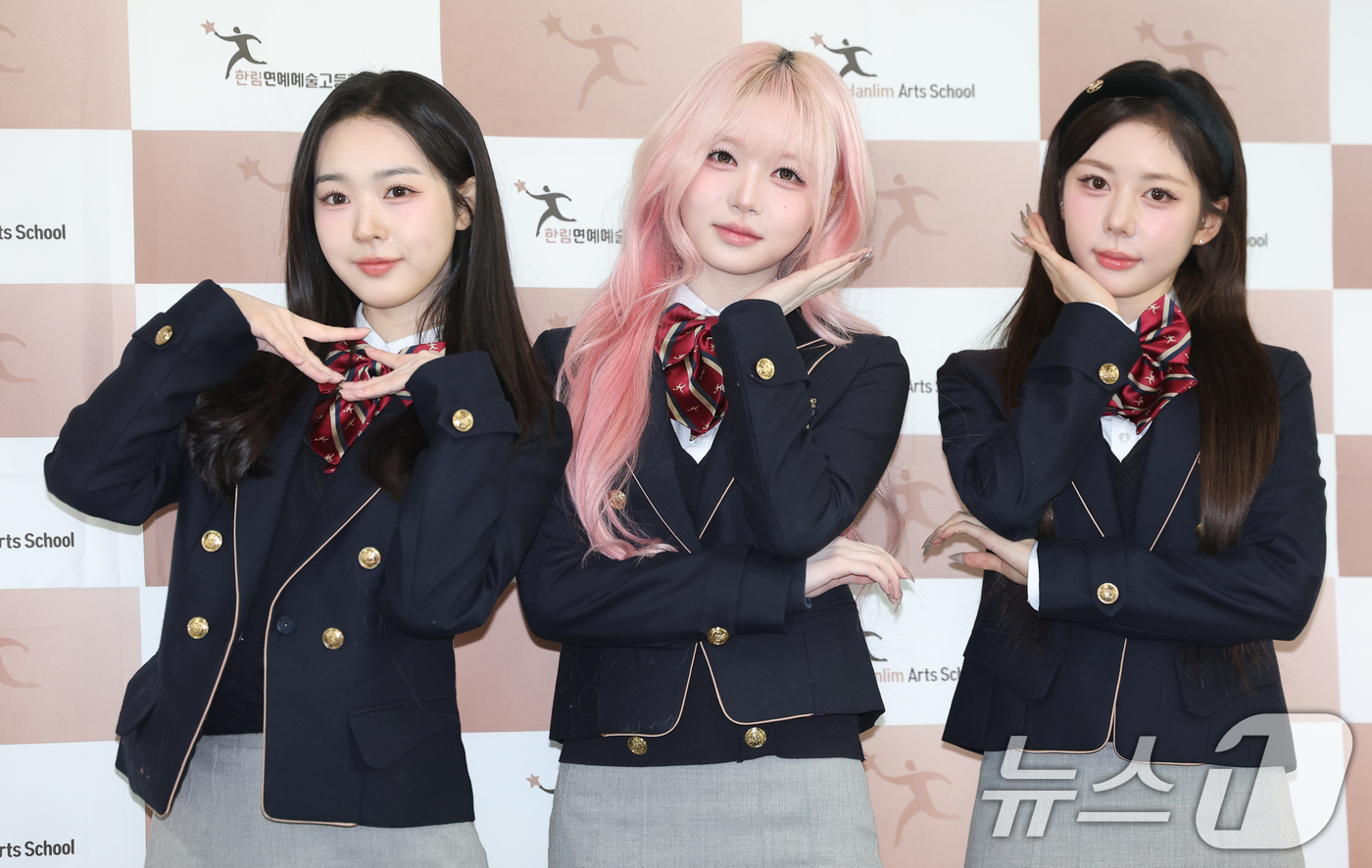 (서울=뉴스1) 권현진 기자 = 트리플에스 김수민(왼쪽부터)과 김채원, 정혜린이 8일 오전 서울 송파구 한림연예예술고등학교에서 진행된 제 15회 졸업식에 참석해 포즈를 취하고 있다 …