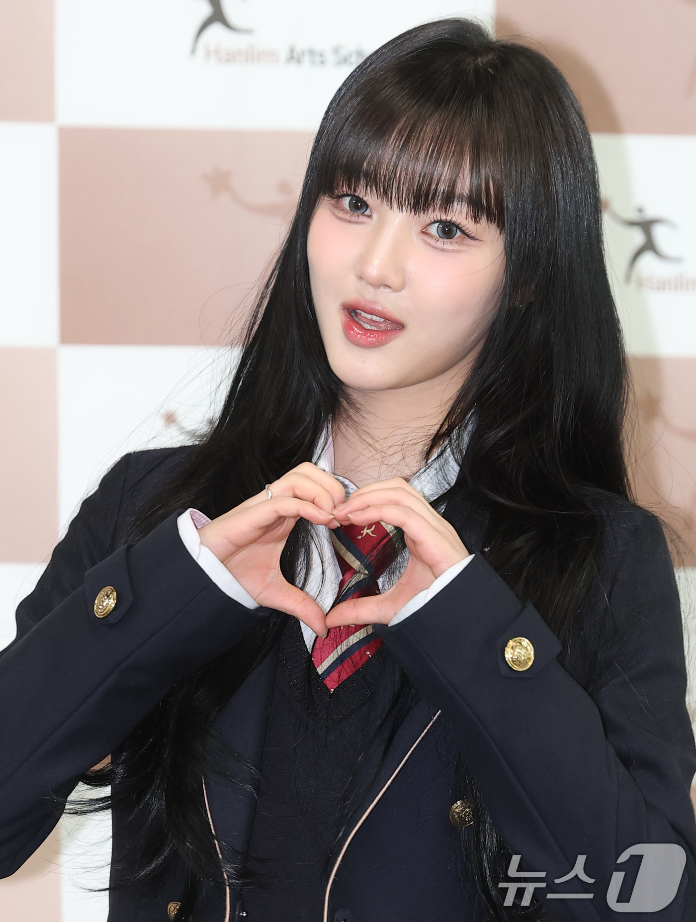 (서울=뉴스1) 권현진 기자 = 유스피어 시안이 8일 오전 서울 송파구 한림연예예술고등학교에서 진행된 제 15회 졸업식에 참석해 포즈를 취하고 있다. 2026.1.8/뉴스1