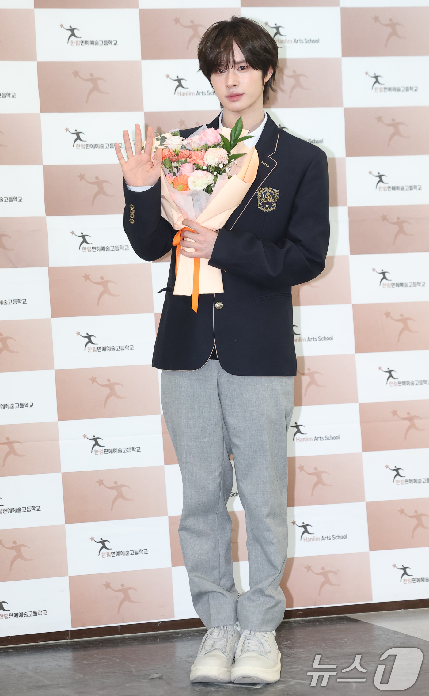 (서울=뉴스1) 권현진 기자 = 투어스 경민이 8일 오전 서울 송파구 한림연예예술고등학교에서 진행된 제 15회 졸업식에 참석해 포즈를 취하고 있다. 2026.1.8/뉴스1