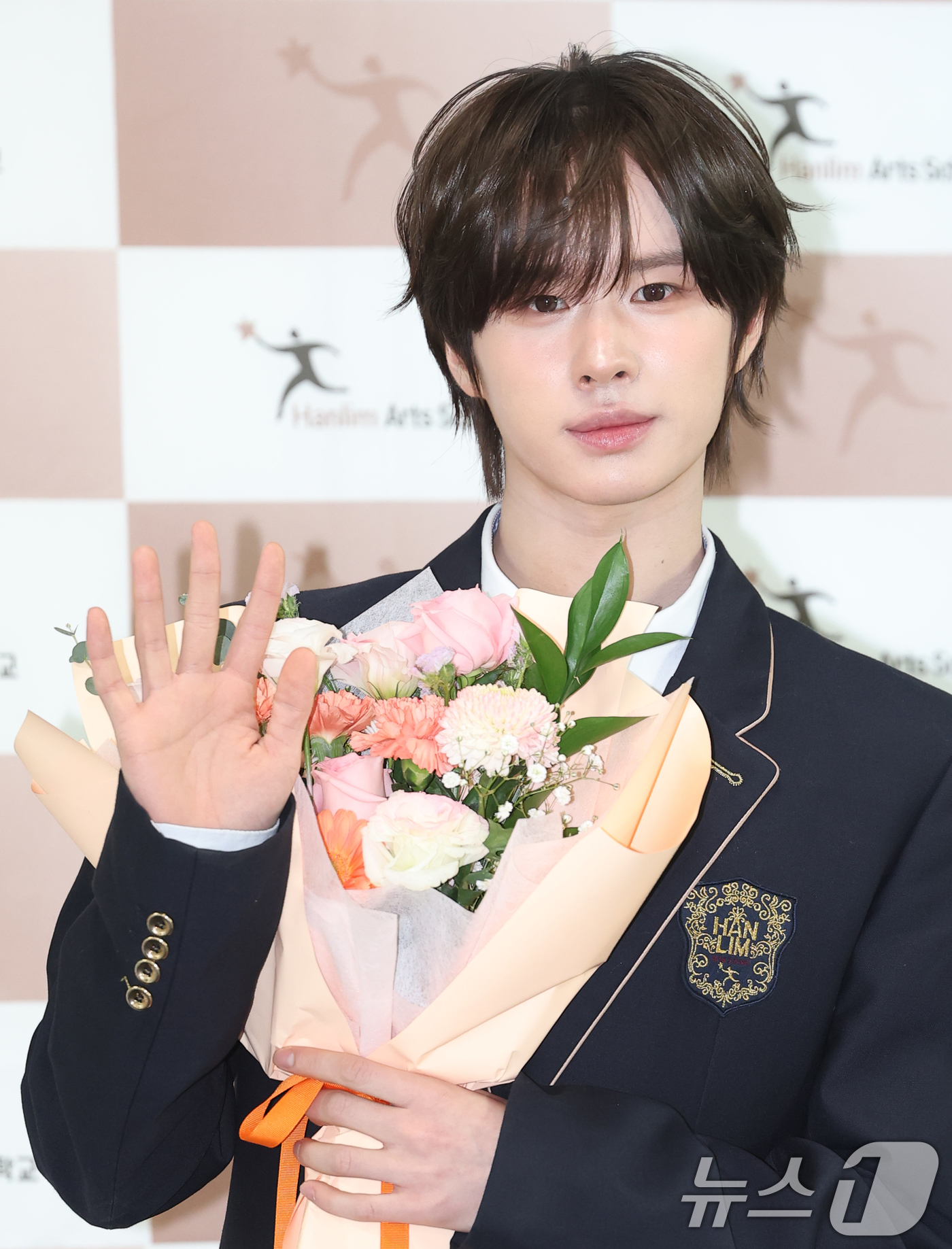 (서울=뉴스1) 권현진 기자 = 투어스 경민이 8일 오전 서울 송파구 한림연예예술고등학교에서 진행된 제 15회 졸업식에 참석해 포즈를 취하고 있다. 2026.1.8/뉴스1