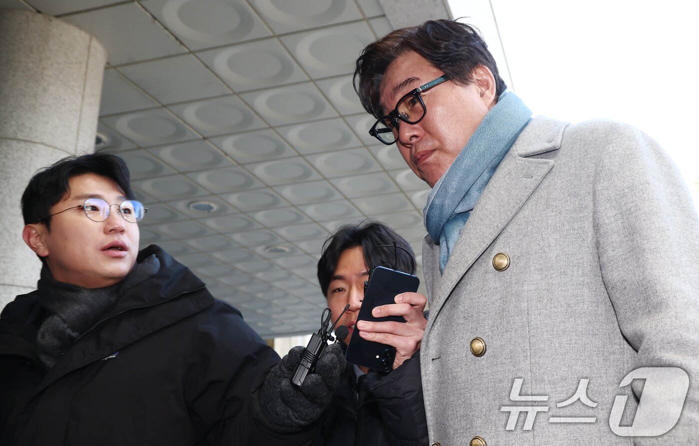 본문 이미지 - 김성태 쌍방울 전 회장이 8일 오전 쌍방울 대북송금 수사 과정에서 불거진 진술 회유 의혹 관련 조사를 받기 위해 서울 서초구 서울고등검찰청으로 출석하고 있다. 2026.1.8/뉴스1 ⓒ News1 김민지 기자