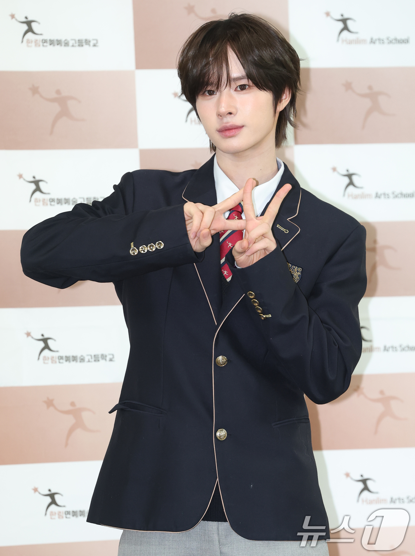 (서울=뉴스1) 권현진 기자 = 투어스 경민이 8일 오전 서울 송파구 한림연예예술고등학교에서 진행된 제 15회 졸업식에 참석해 포즈를 취하고 있다. 2026.1.8/뉴스1