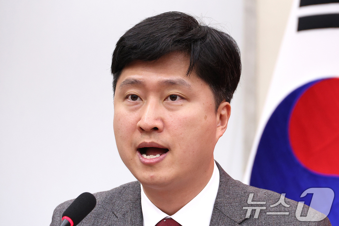 (서울=뉴스1) 신웅수 기자 = 우재준 국민의힘 청년최고위원이 8일 서울 여의도 국회에서 열린 최고위원회의에서 발언하고 있다. 2026.1.8/뉴스1