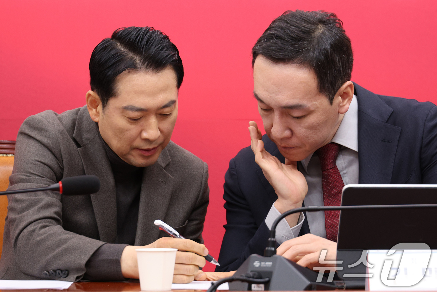 (서울=뉴스1) 신웅수 기자 = 장동혁 국민의힘 대표와 김민수 최고위원이 8일 서울 여의도 국회에서 열린 최고위원회의에서 대화하고 있다. 2026.1.8/뉴스1