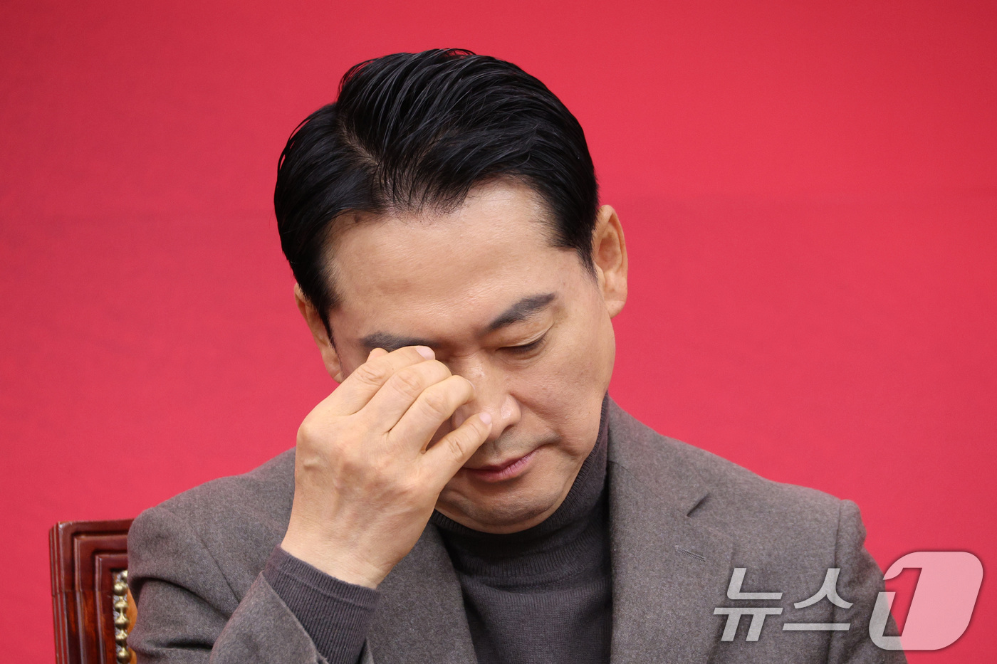 (서울=뉴스1) 신웅수 기자 = 장동혁 국민의힘 대표가 8일 서울 여의도 국회에서 열린 최고위원회의에서 생각에 잠겨 있다. 2026.1.8/뉴스1