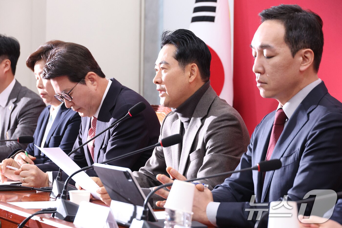 본문 이미지 - 장동혁 국민의힘 대표가 8일 서울 여의도 국회에서 열린 최고위원회의에서 발언하고 있다. 2026.1.8/뉴스1 ⓒ News1 신웅수 기자