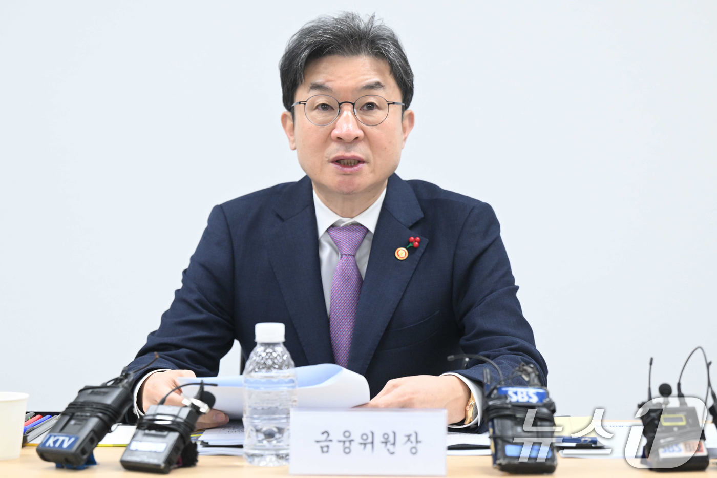 (수원=뉴스1) 김영운 기자 = 이억원 금융위원회 위원장이 8일 오전 경기 수원시 팔달구 수원서민금융통합지원센터에서 열린 포용적 금융 대전환 제1차 회의에서 모두발언을 하고 있다. …