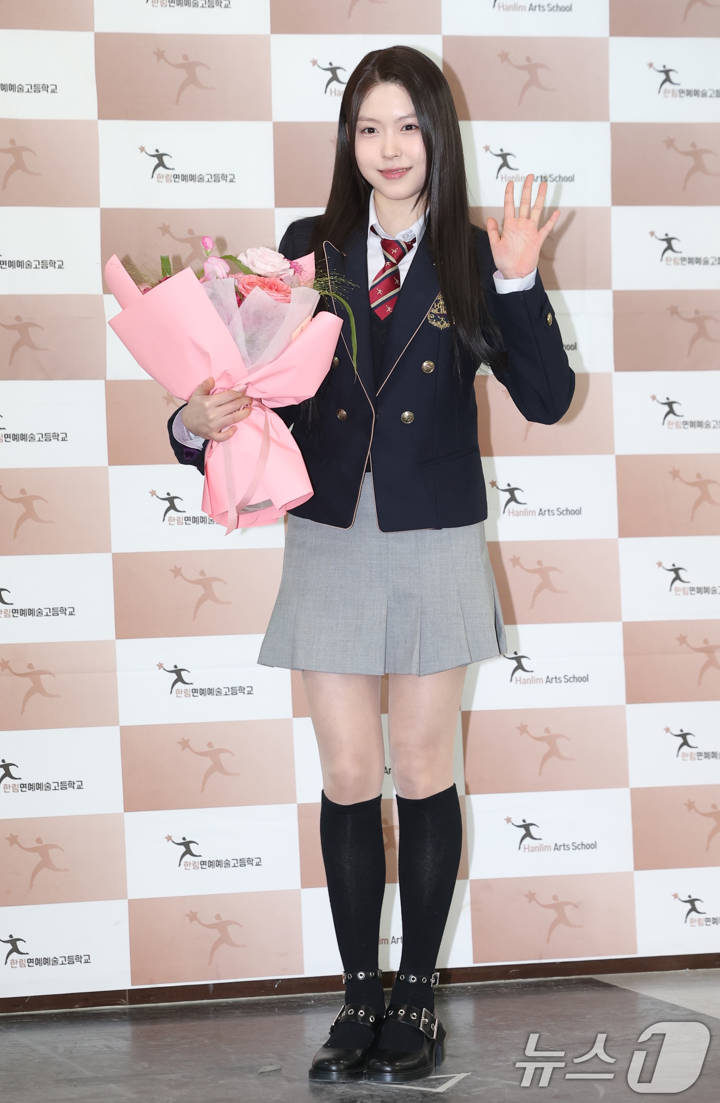 (서울=뉴스1) 권현진 기자 = 배우 황지아가 8일 오전 서울 송파구 한림연예예술고등학교에서 진행된 제 15회 졸업식에 참석해 포즈를 취하고 있다. 2026.1.8/뉴스1