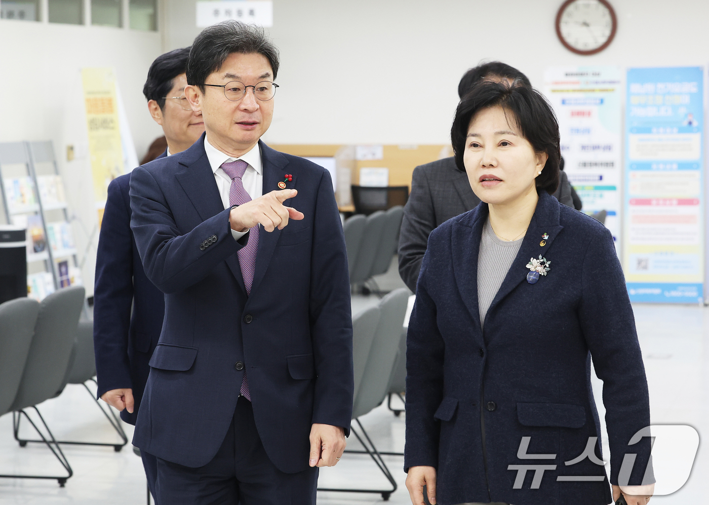 (수원=뉴스1) 김영운 기자 = 이억원 금융위원회 위원장이 8일 오전 경기 수원시 팔달구 수원서민금융통합지원센터에서 열린 포용적 금융 대전환 제1차 회의에 참석하고 있다. (공동취 …